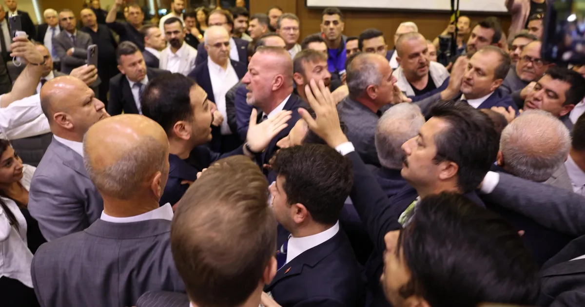 bursa-buyuksehir-meclisinde-gerginlik-baskan-bozbeyden-saldiriya-kinama-ry2aviaj.webp