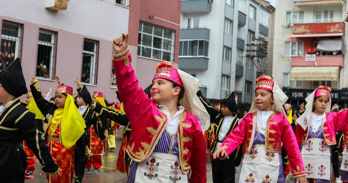bursa-gemlikte-1470-ogrenci-sanatla-bulusuyor-8yWq388k.webp