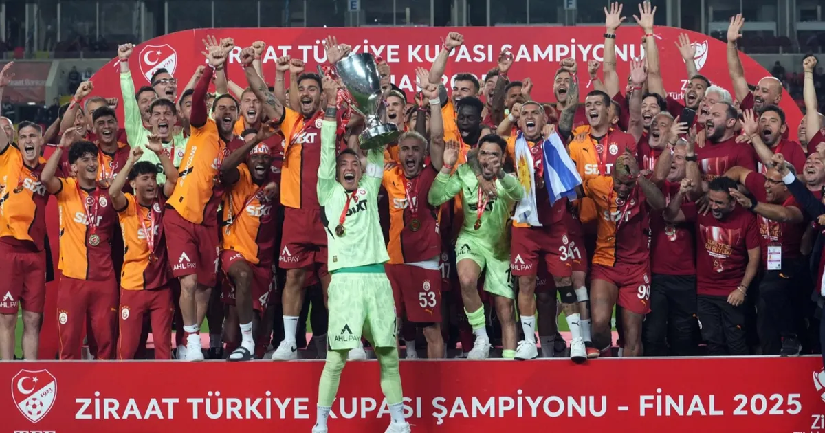 galatasaray-kupayi-coskuyla-kaldirdi-CBQzpD3D.webp