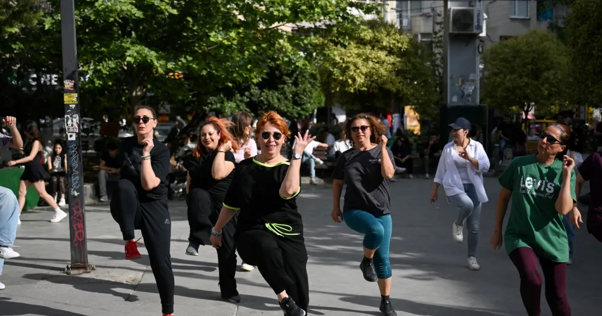 genclik-coskusu-bornova-sokaklarinda-yukseliyor-ciW1U9z6.webp