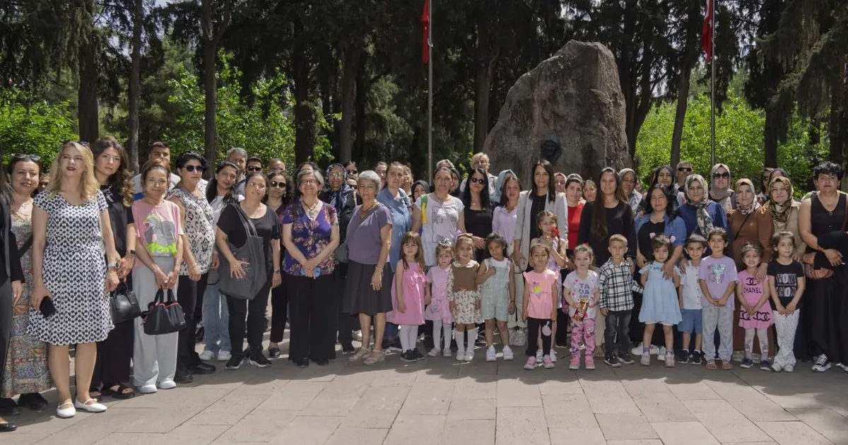 izmirli-annelere-en-ozel-kutlama-lfs6WZZa.webp