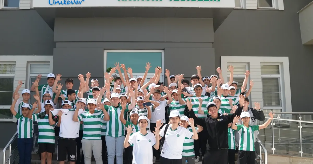 karatayli-cocuklar-konyaspor-antrenmanini-izledi-Ln6p3FAB.webp