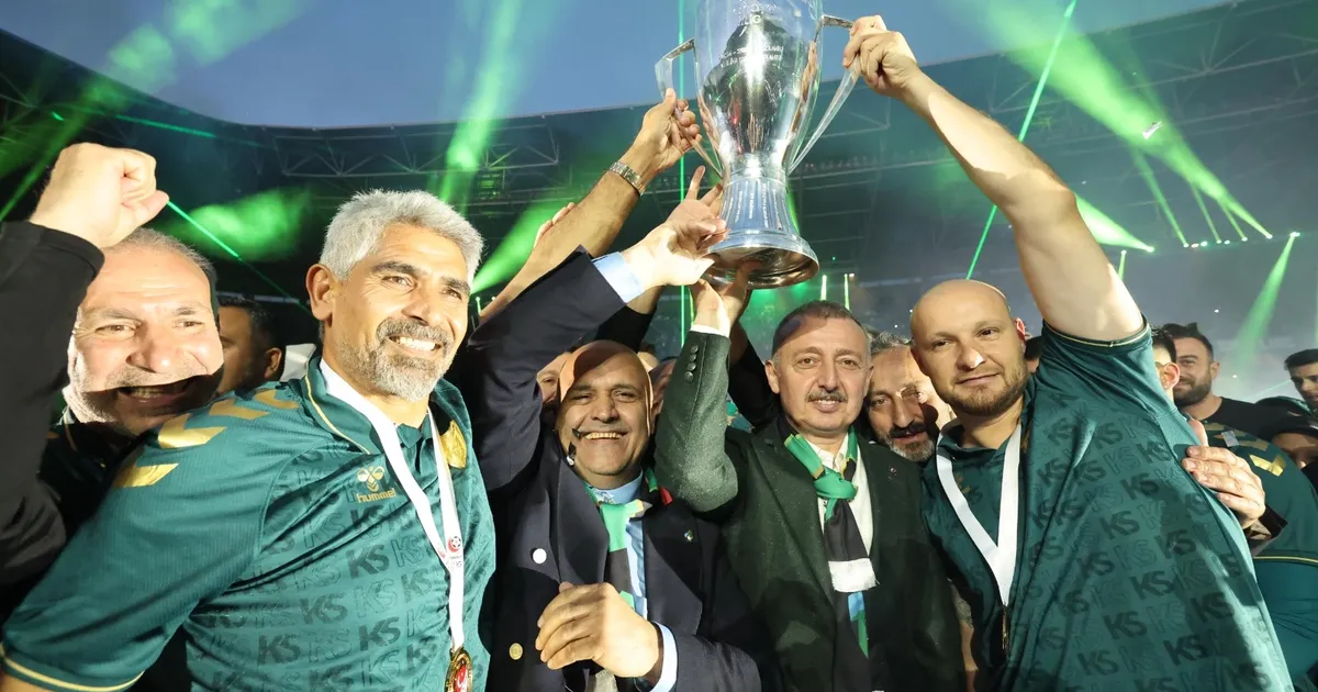 kocaeli-sampiyonluk-kupasini-kaldirdi-t3KVClsS.webp