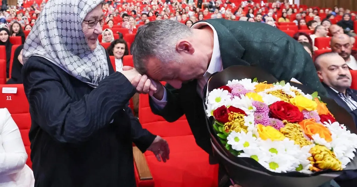 kocaelide-baskan-buyukakindan-annesine-cicekli-kutlama-AafPRqaI.webp