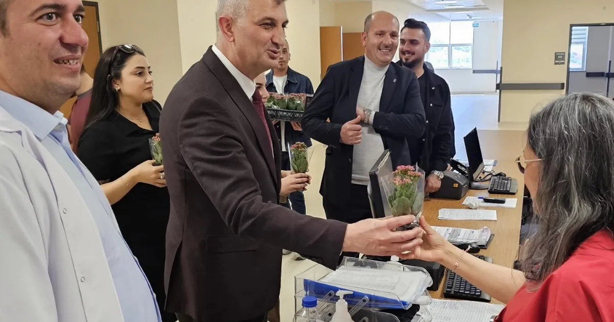 kocaelide-baskan-sezerden-hemsirelere-surpriz-kutlama-OMFfLZuj.webp