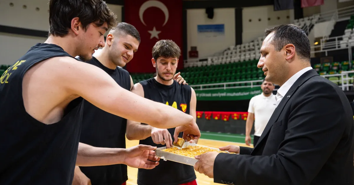 sari-kirmizili-ekip-sampiyonluk-macina-bornovada-cikiyor-QiZYrezz.webp