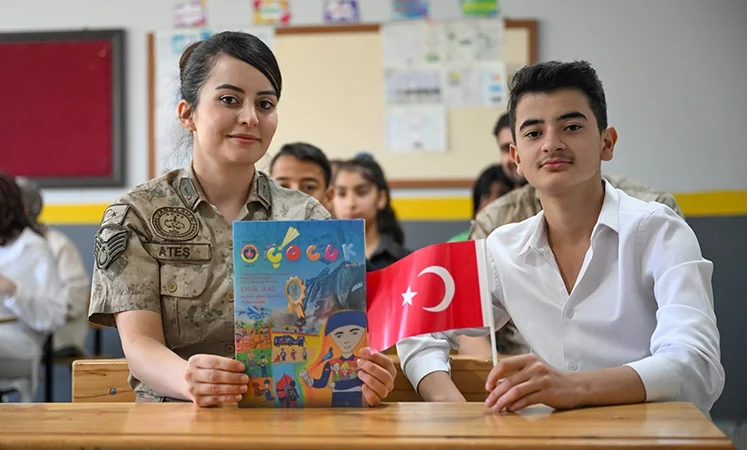 Jandarma okullarda gönüllere dokundu