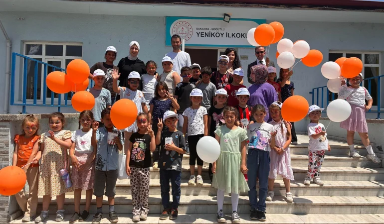 Sakarya'nın tebessüm ekibi ilçelerede miniklere neşe saçtı