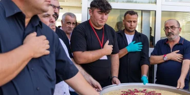 İzmir'de Başkan Tugay Aliağa’da aşure lokmasına ortak oldu